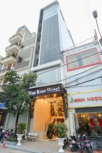 HOTEL Blue Rose في هاي فونج: مبنى فيه محل على شارع المدينة