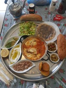 een dienblad met eten op een tafel bij Zimmer Monte in Dāliyat el Karmil