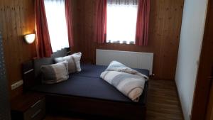 łóżko w pokoju z dwiema poduszkami na nim w obiekcie Ferienhaus Eiter w mieście St. Leonhard im Pitztal