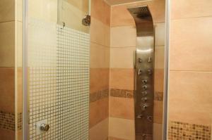 um chuveiro com uma porta de vidro na casa de banho em Penzión nad Skalicou em Skalica