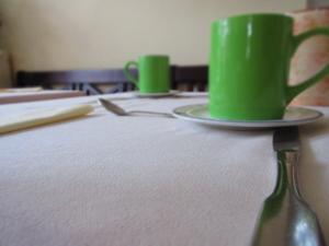 dos tazas verdes sentadas sobre una mesa en Gästehaus Kirschgarten, en Bodenheim