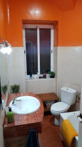 ムルシアにあるMurcia Centroのオレンジ色のバスルーム(洗面台、トイレ付)