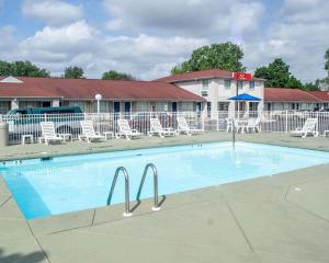 a large swimming pool in front of a hotel at Econo Lodge Inn & Suites South Sandusky in Sandusky