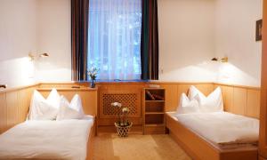 due letti in una stanza con finestra di Appartment Eichhorn a Sankt Anton am Arlberg Altre 5 foto