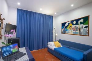 Villa Briganti Seaview Terrace的电视和/或娱乐中心