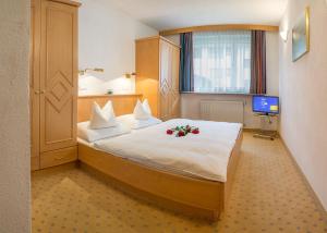 una camera da letto con un grande letto con fiori di Appartment Eichhorn a Sankt Anton am Arlberg