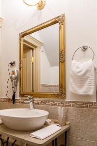 La salle de bains est pourvue d'un lavabo et d'un miroir. dans l'établissement Lacul Verde Resort, à Ploieşti