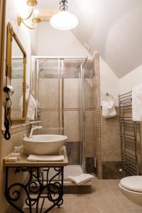 uma casa de banho com um chuveiro e um lavatório. em Lacul Verde Resort em Ploieşti
