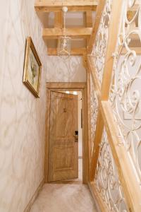 - un couloir avec une porte en bois dans une maison dans l'établissement Lacul Verde Resort, à Ploieşti