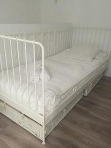 Una cama blanca en una habitación con en Circuito de Aragon. House up to 16 pax, en Valdealgorfa