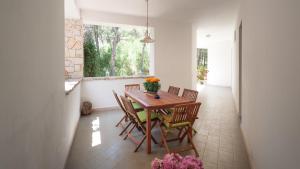 - une salle à manger avec une table et des chaises en bois dans l'établissement Dependance Santa Caterina - Nardò, à Santa Caterina