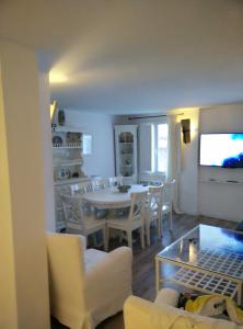 sala de estar con mesa, sillas y TV en Circuito de Aragon. House up to 16 pax, en Valdealgorfa