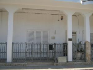 un edificio blanco con una puerta delante en Casa Giulia Salento, en Porto Cesareo