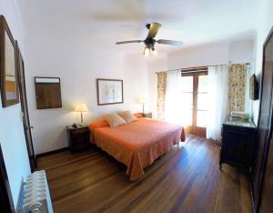 - une chambre avec un lit et un ventilateur de plafond dans l'établissement Hotel Imperio, à Mar del Plata