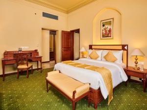 焦特布尔The Ummed Jodhpur Palace Resort & Spa的有两张床和一张书桌的酒店房间 更多37张照片