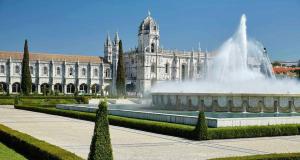 a fountain in front of a large building at quarto suite em Belém in Lisbon