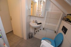 un piccolo bagno con lavandino e servizi igienici di Apartment Ostfildern-Nellingen II a Ostfildern