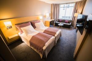 Postel nebo postele na pokoji v ubytování Stord Hotel