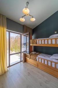 Двухъярусная кровать или двухъярусные кровати в номере Villa by Sunexpress Bakuriani