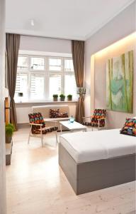 una camera con letto e un soggiorno di MoHo M a Breslavia