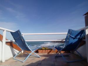 two chairs sitting on a balcony overlooking the ocean at Mundaka Vista Mar L-BI-52 in Mundaka