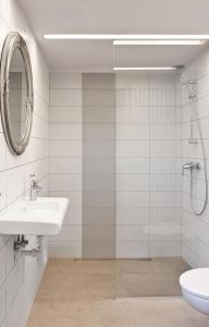 W łazience znajduje się umywalka, prysznic i lustro. w obiekcie MoHo M we Wrocławiu