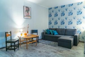 un soggiorno con un divano e un tavolo di Godart Rooms Guesthouse a Tallinn