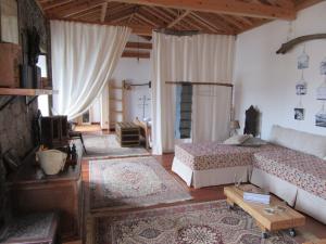 ein Schlafzimmer mit einem Bett und einem Tisch darin in der Unterkunft O Antigo Lagar in Cinco Ribeiras