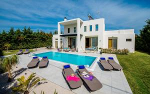 een afbeelding van een villa met zwembad bij Filerimos Oasis Luxury Villa in Ialyssos