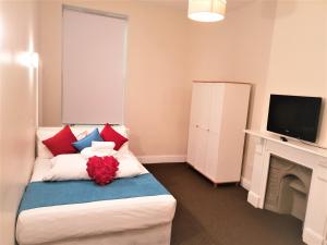 A bed or beds in a room at The King William Hotel 