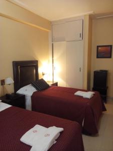 ein Hotelzimmer mit 2 Betten und Handtüchern darauf in der Unterkunft Hotel Le Park in San Miguel de Tucumán