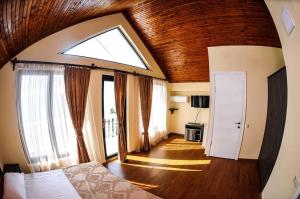 una camera con letto e lucernario di Hotel Tramonto a Chakvi