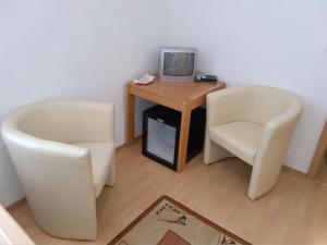 Televízia a/alebo spoločenská miestnosť v ubytovaní Pension Motel Anna