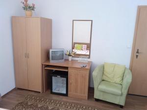Televízia a/alebo spoločenská miestnosť v ubytovaní Pension Motel Anna