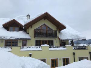 uma casa coberta de neve em Annaberg em Annaberg im Lammertal