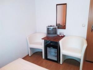 Televízia a/alebo spoločenská miestnosť v ubytovaní Pension Motel Anna