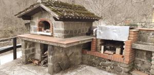 アベトーネにあるLa mansarda sul fiumeの煉瓦造りの屋外オーブン