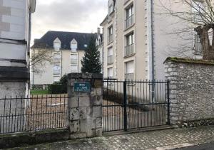 una puerta con un cartel delante de un edificio en Résidence RIVES DE LOIRE, en Blois