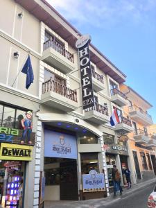 un bâtiment avec un panneau sur son côté dans l'établissement San Rafael Hotel, à Guaranda