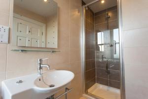 W łazience znajduje się umywalka i prysznic. w obiekcie The Wheatsheaf Hotel w mieście Corbridge