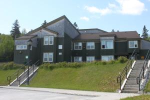 duży dom na wzgórzu ze schodami w obiekcie Grenfell Campus Summer Accommodations w mieście Corner Brook