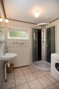 een badkamer met een douche, een wastafel en een toilet bij 52 Horalaan in Bennekom