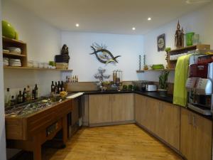 Kuchyň nebo kuchyňský kout v ubytování Hotel Restaurant Rosengarten