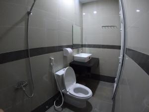 Kylpyhuone majoituspaikassa Ha Khoa Hotel Dalat