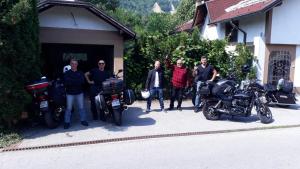 een groep mensen die naast hun motorfietsen staan bij Guest House Majstorovic in Banja Luka