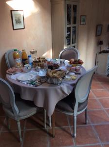 una mesa con un tazón de comida. en Porte de Paris, en Montesson