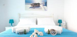Een bed of bedden in een kamer bij Paros Rooms