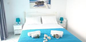 Een bed of bedden in een kamer bij Paros Rooms