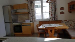 Kuchnia lub aneks kuchenny w obiekcie Ferienwohnung Szöky
