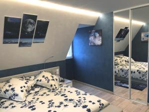 サルラ・ラ・カネダにあるChambre d'hôtes l'Olivianneのベッドルーム1室(ベッド2台付)